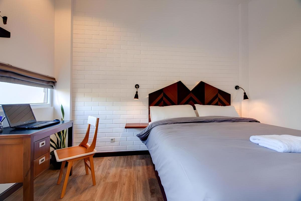 Meja kerja kayu dengan kursi di dalam kamar Studio